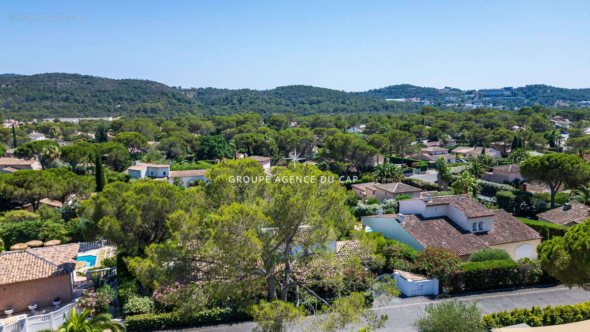 Coeur des golfs Villa 6 pièces avec vue dégagée, piscine et garage - photo 18