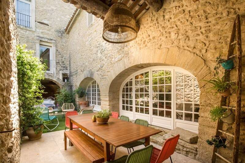 Maison de caractère (près de 320 m2, 5 chambres) avec cour intérieure, piscine & appartement indépendant (près de 135 m2, 2 cham - photo 3