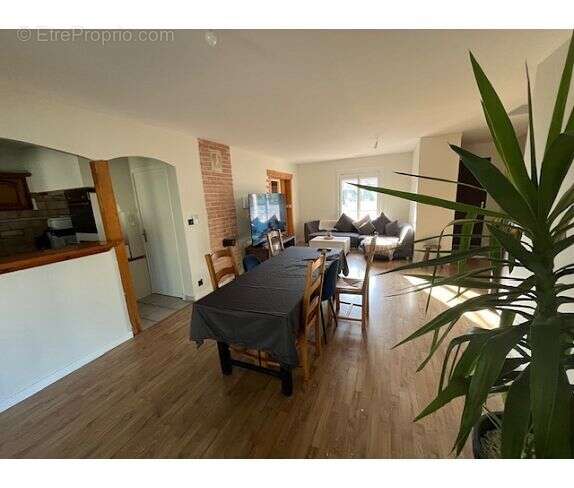 Maison 105 m² à La Salvetat-Saint-Gilles  - photo 2