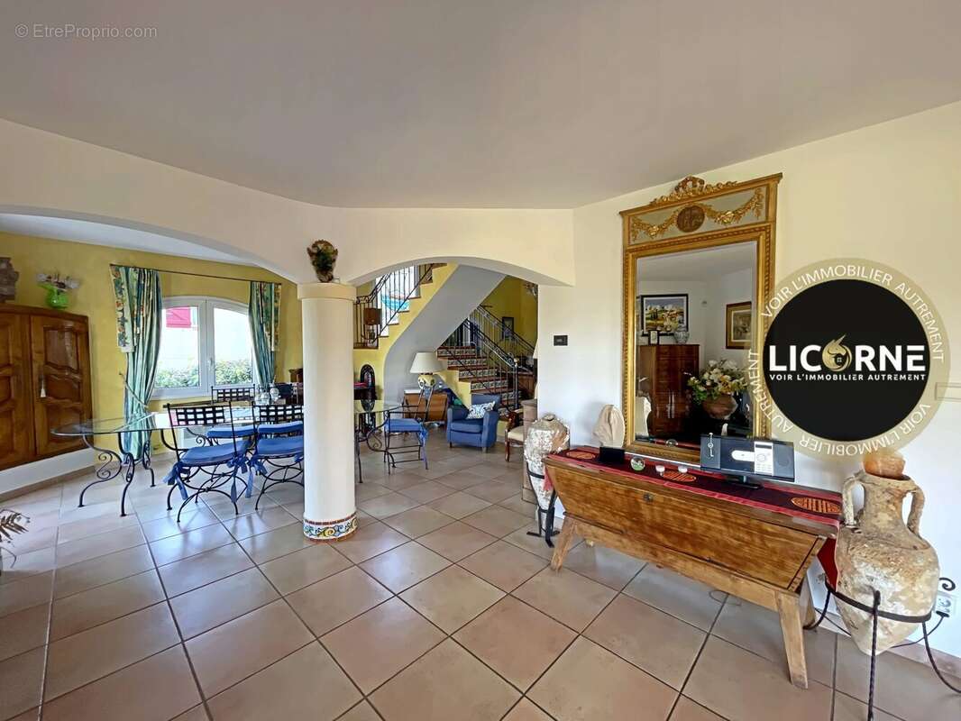 Maison à SAINT-CYR-SUR-MER