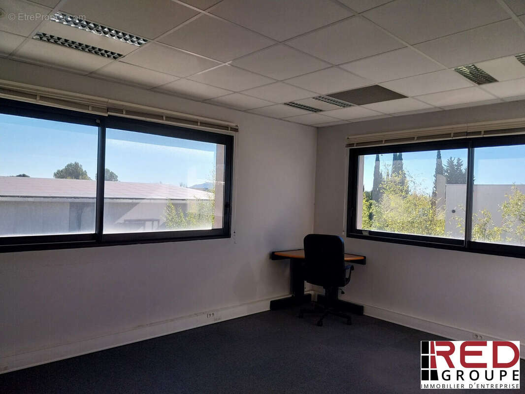 Commerce à EGUILLES