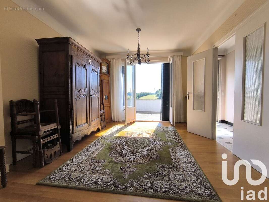 Maison 208 m² à Crocq  - photo 4