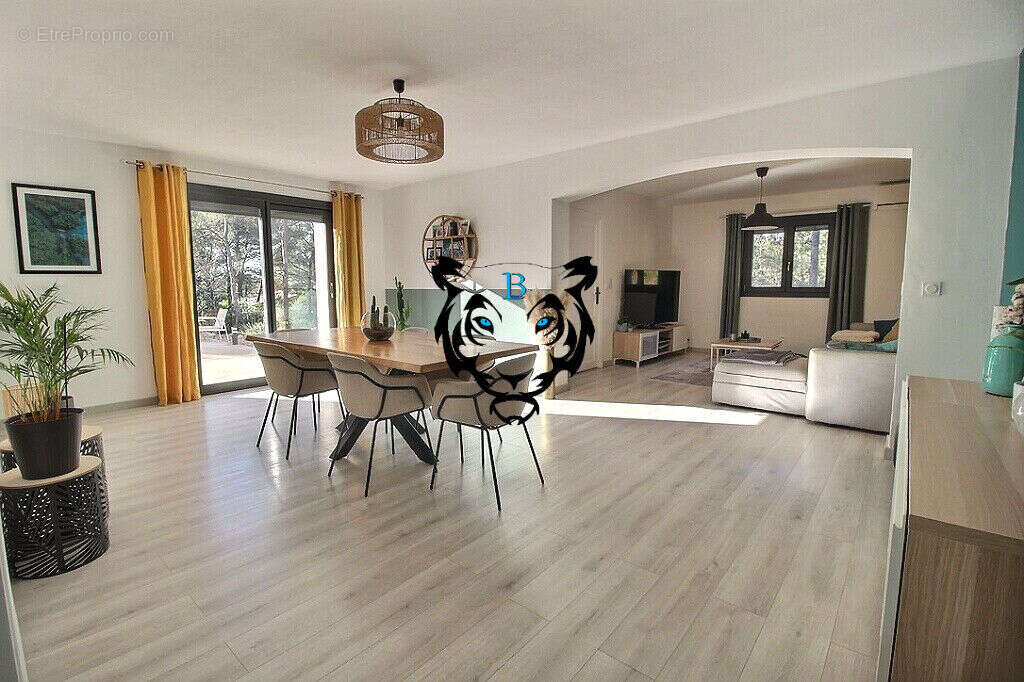 Maison à ROQUEBRUNE-SUR-ARGENS