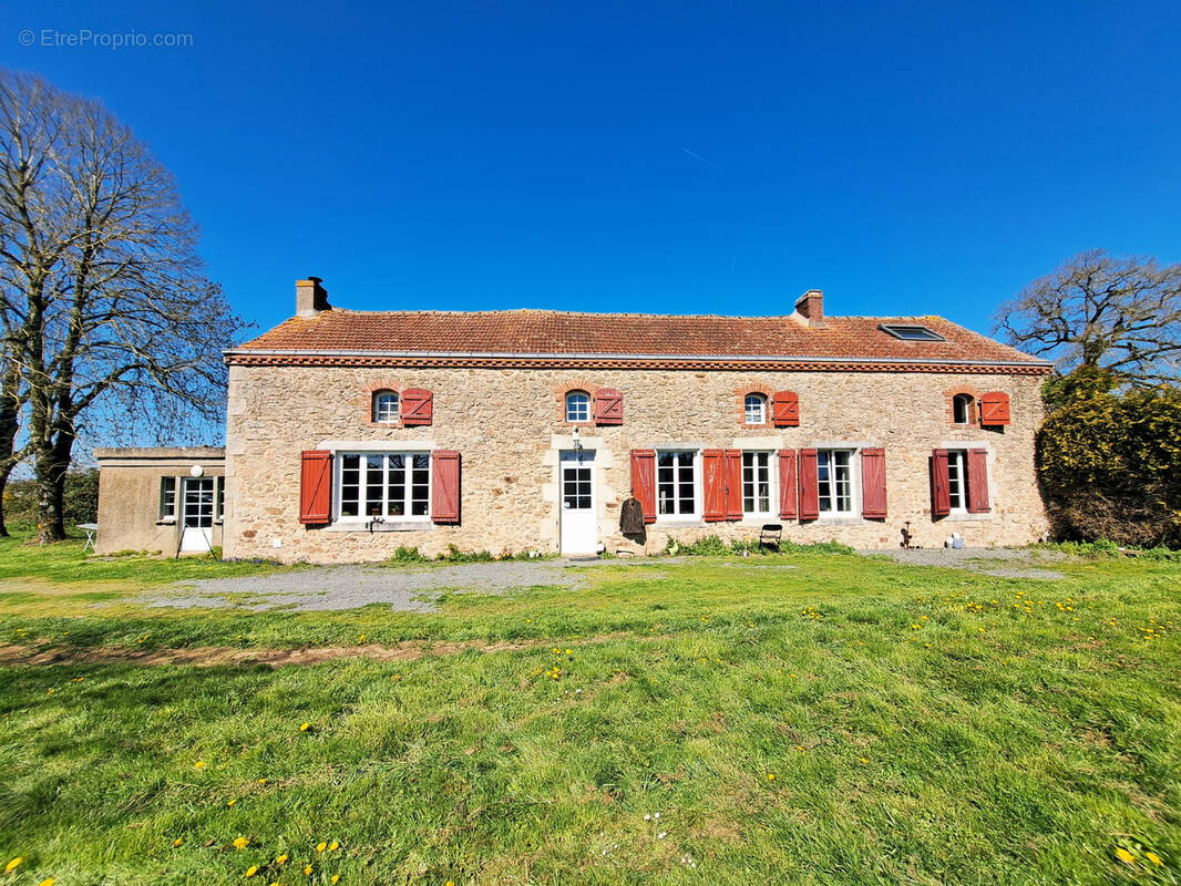 Maison à SAINT-AMAND-SUR-SEVRE