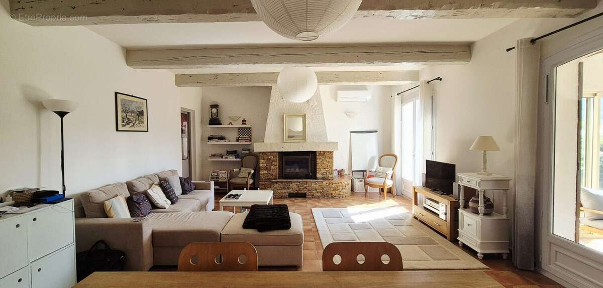 Maison à CEYRESTE