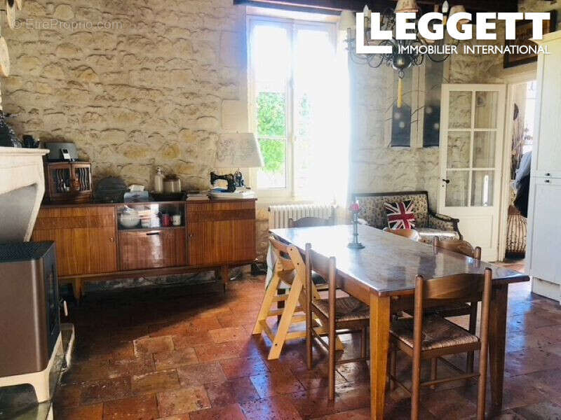 Propriété alliant élégance et potentiel 
7 pièces 271 m²
Jardin 4400 m²
Dépendances 500 m² 
Gîte
Piscine - photo 6