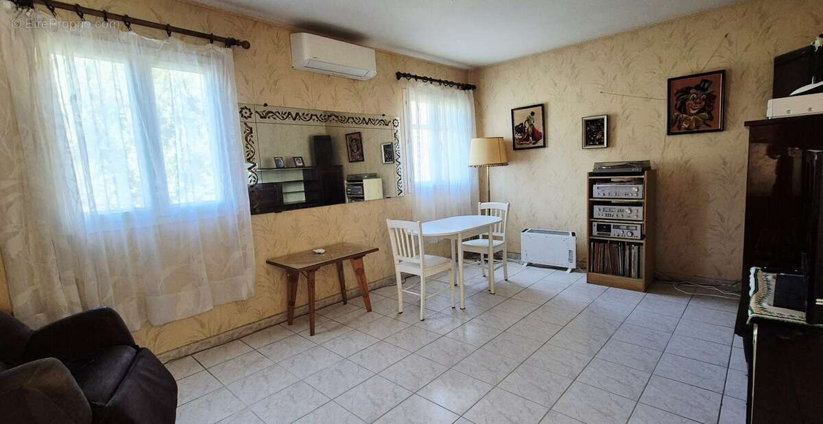Maison à CEYRESTE
