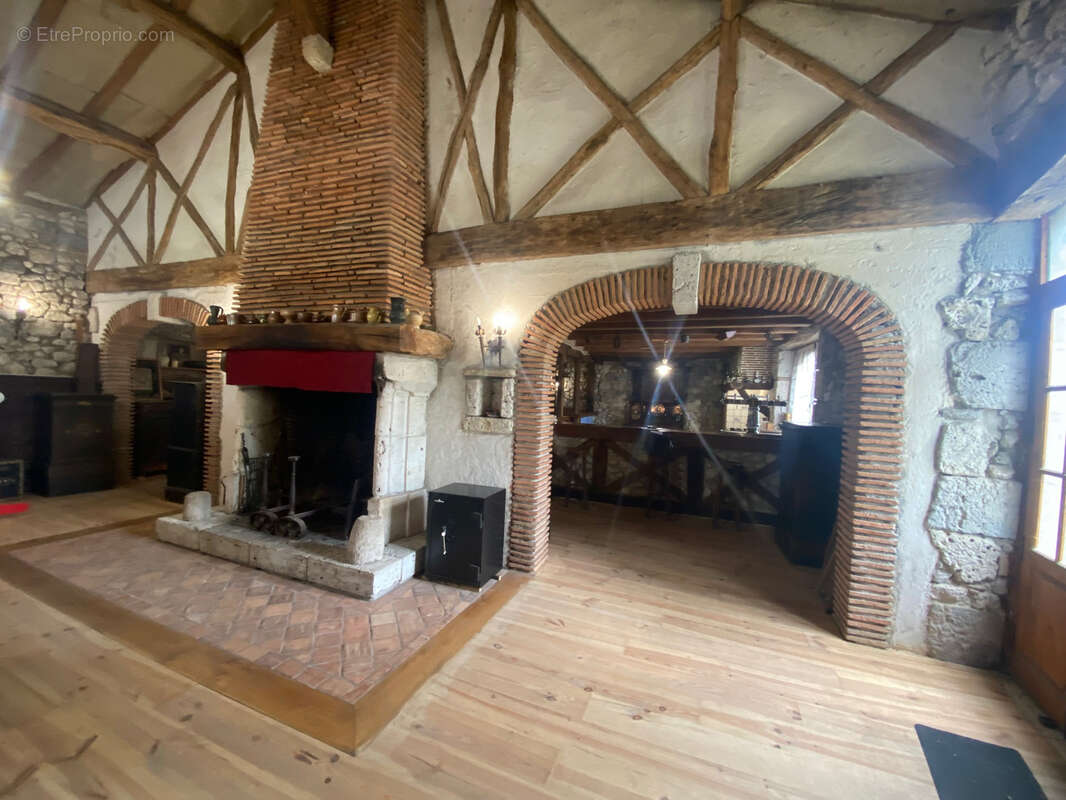MAISON PIERRE DU 18ème  de 215 m2 sur 2 niveaux - photo 2