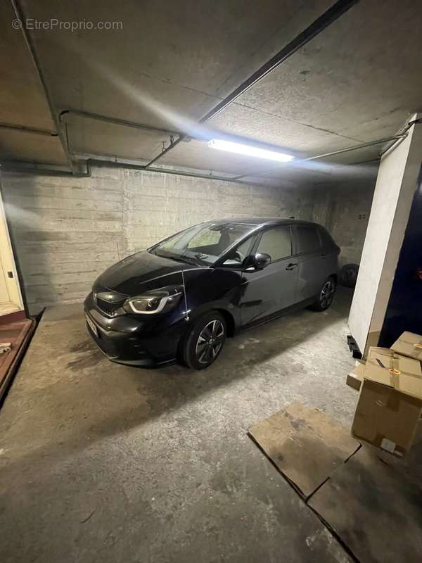 Parking à PARIS-8E