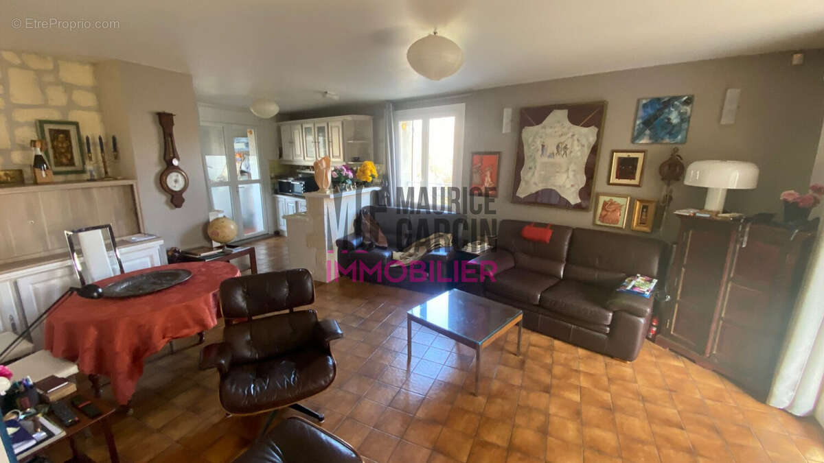 Maison à ENTRAIGUES-SUR-LA-SORGUE