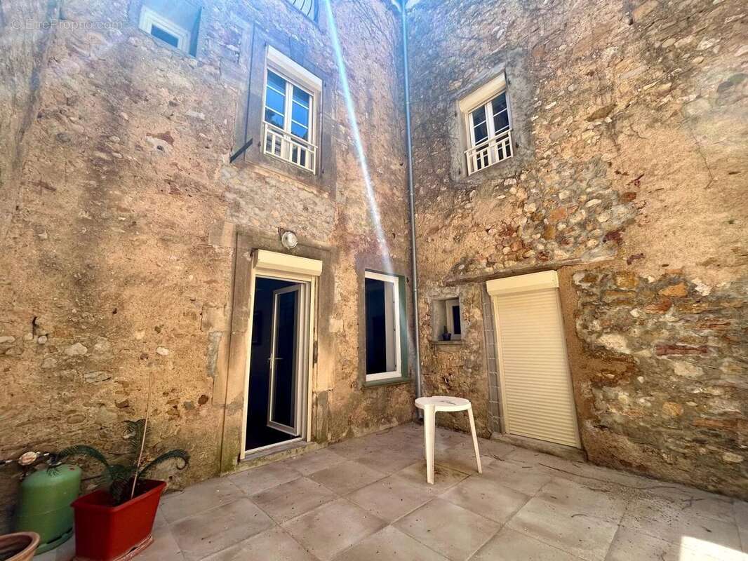 Maison à MONTOULIERS