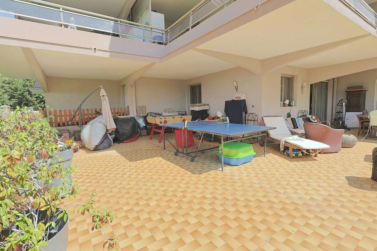 Rare à la vente – Superbe 2 pièces en rez-de-jardin avec 80 m² d’extérieur dans résidence de standing avec piscine - photo 2
