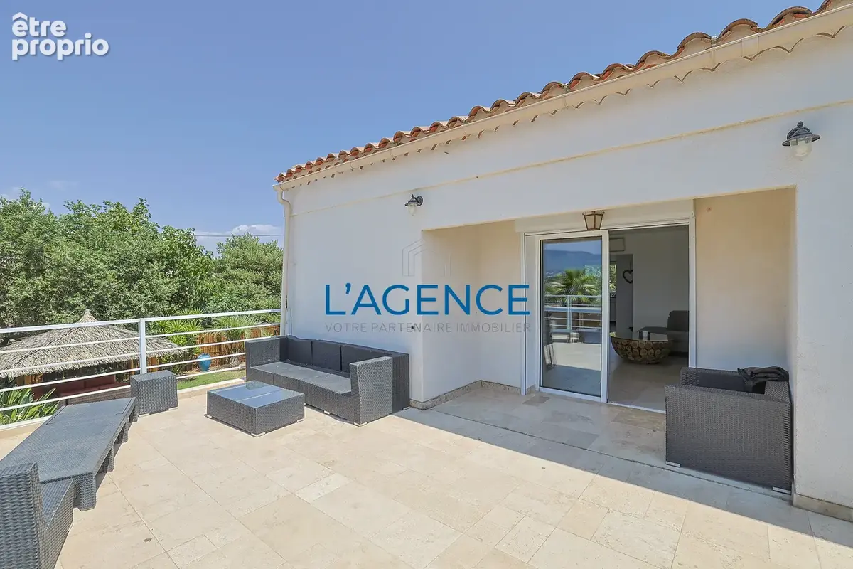 La Crau au Goys Fourniers, belle propriété de 204 m2 sur 1803 m2 de terrain avec piscine. - photo 5