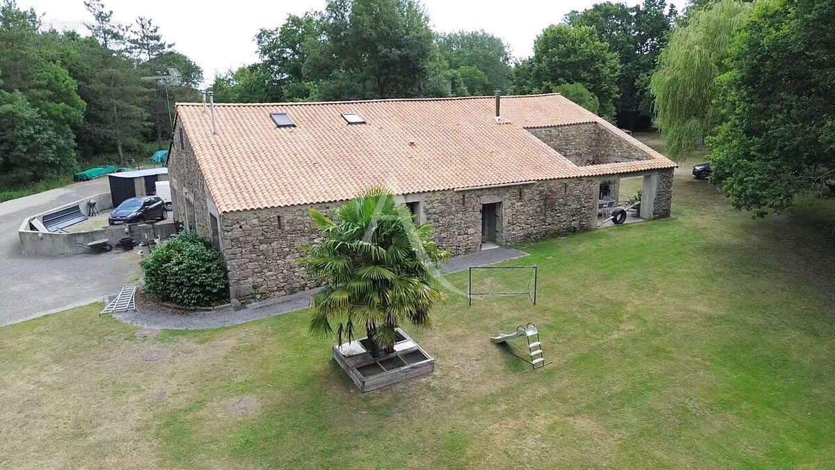 À quelques minutes d'Aizenay  Magnifique grange en pierre rénovée sur plus de 2 970 m² de terrain - photo 3