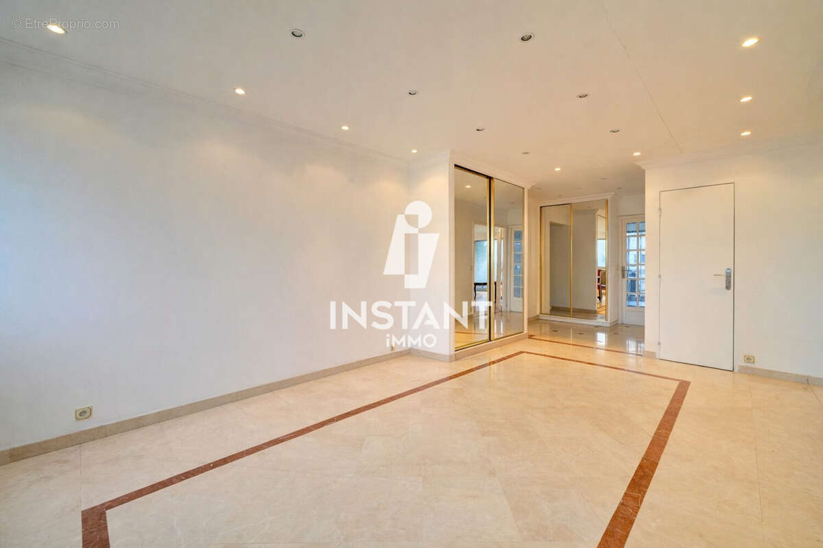 Salon vide - Appartement à CRETEIL