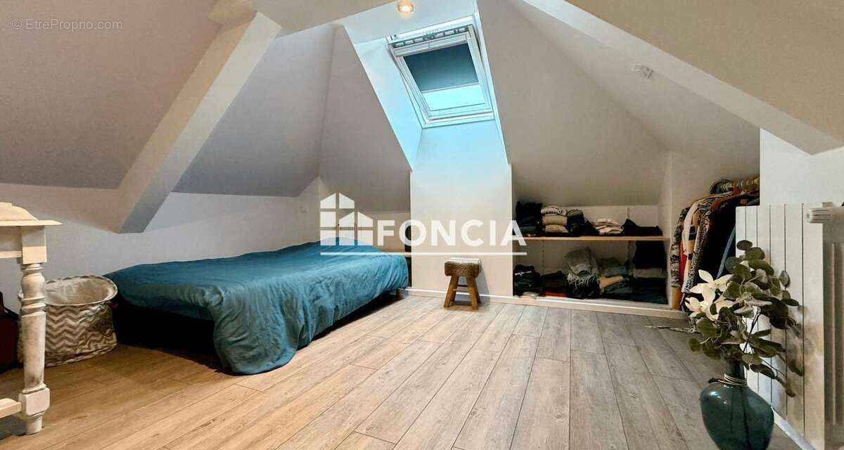 Proche Faulquemont et Saint Avold, belle maison de 160 M2 rénovée avec goût et offrant de belles prestations sur un terrain de 1 - photo 6