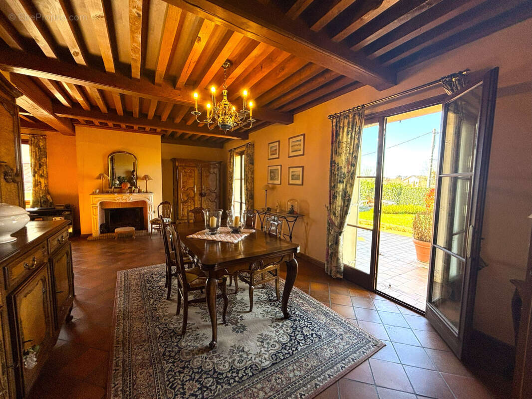 Maison à BAGE-LE-CHATEL