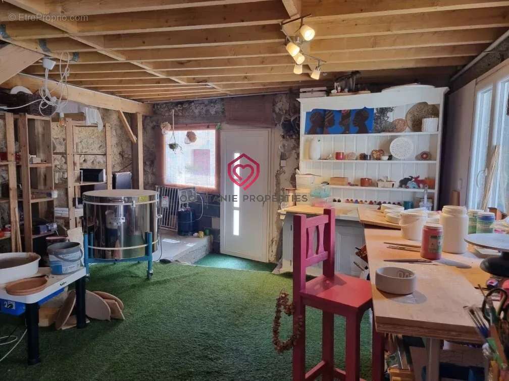 Maison urbaine spacieuse rénovée écologiquement avec dépendance et jardin - photo 19