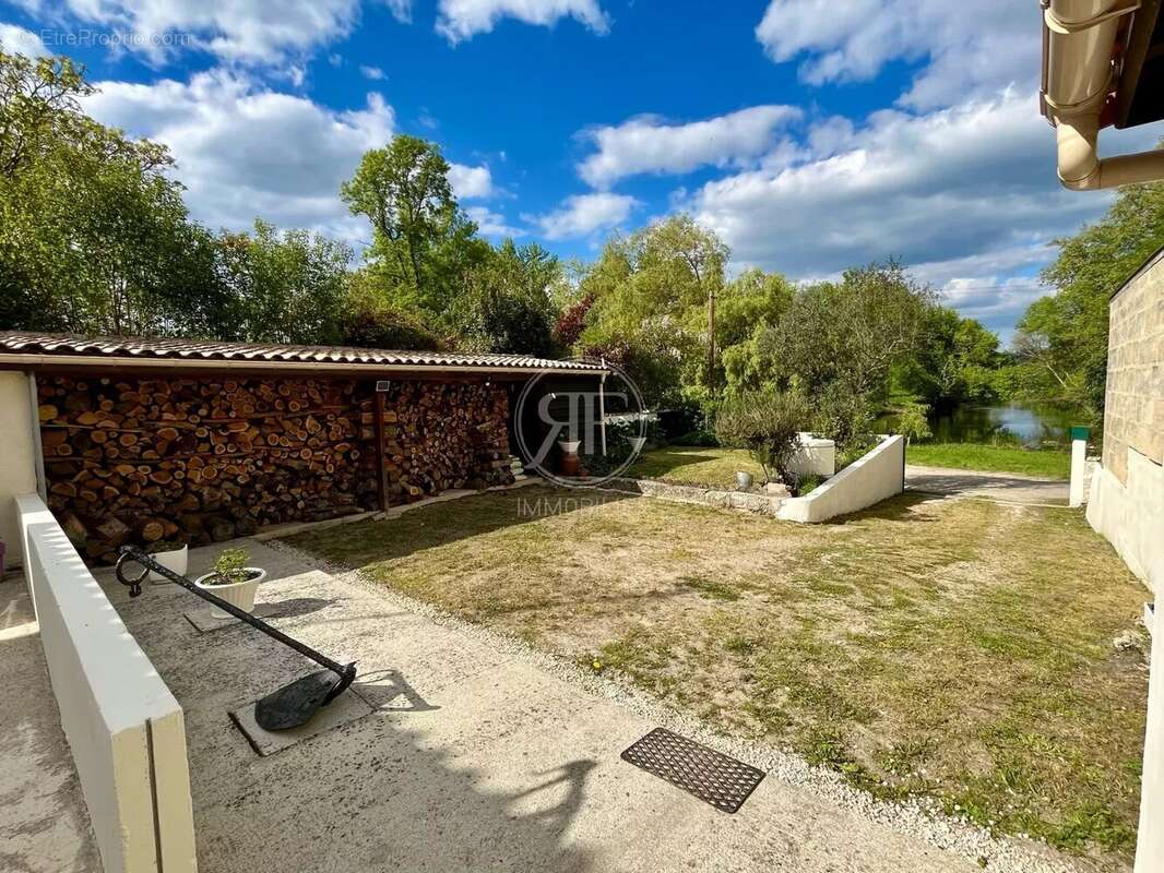 Maison à LES PEINTURES