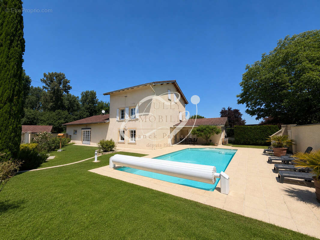 Maison d'exception de 219 m2, deux garages et piscine - photo 2