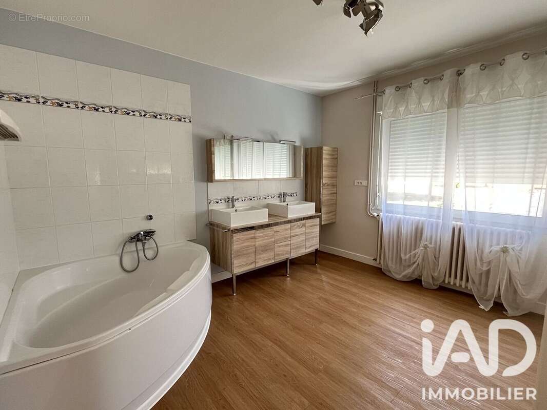 Maison 276 m² à Montmorillon  - photo 9