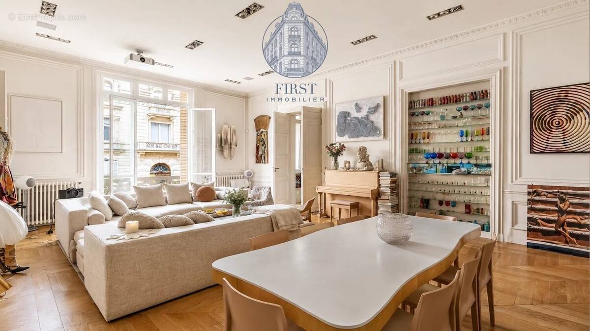 Appartement à PARIS-8E