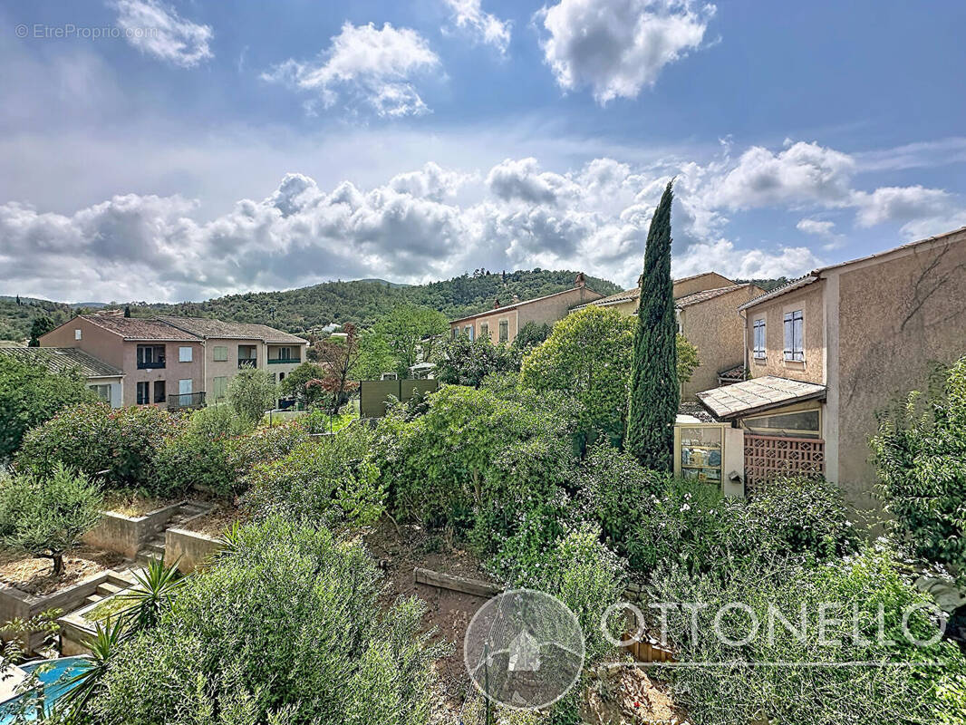 Appartement à ROQUEBRUNE-SUR-ARGENS