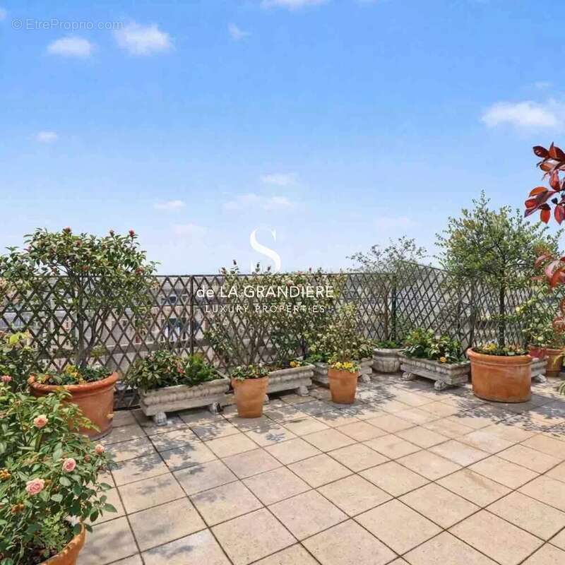 Appartement à PARIS-16E