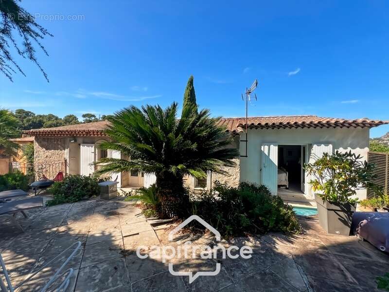 Maison à vendre 6 pièces HYERES (83) - Charme de l'ancien - 4 chambres - 200m2 habitables - Piscine - possibilité 2 appartements - photo 9
