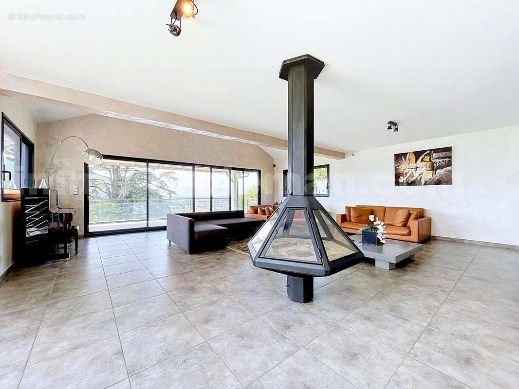 Magnifique_maison_architeque_individuelle_vetraz_monthoux_calme_frontiere_suisse_geneve_proche_ecole_bus_ceva_salon_sejour_cuisine_terrain_jardin_piscine