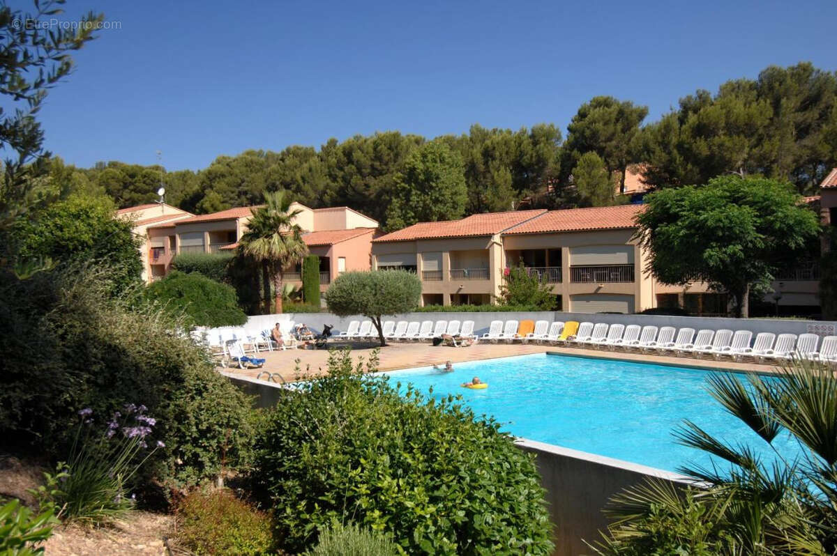 Proche plage, superbe T2 meublé dans résidence avec piscine, parc et tennis - photo 2