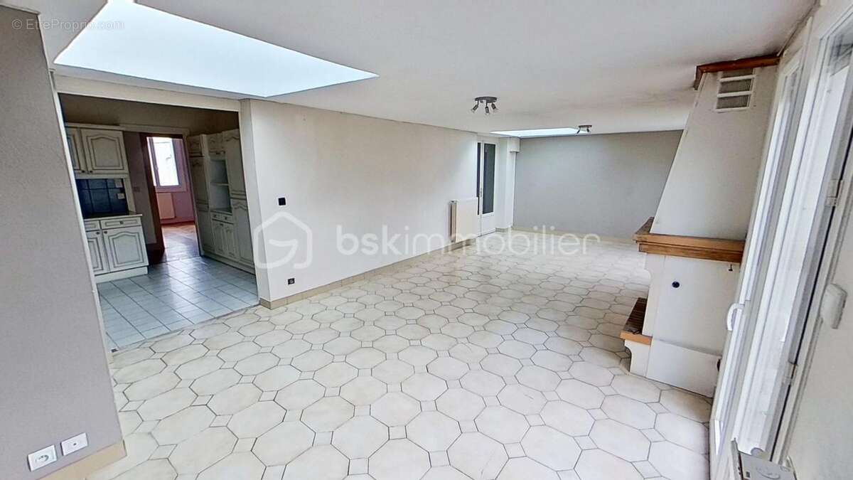 LORIENT Quartier Nouvelle Ville (56100) - Appartement de caractère de 94 m² avec terrasse et cave - photo 5