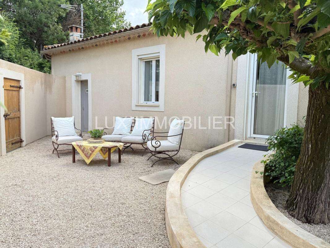 Noves - villa d'architecte, piscine pool-house, centre calme - photo 14