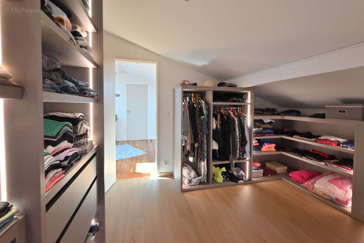 Maison à SAINT-JEAN-D'ILLAC