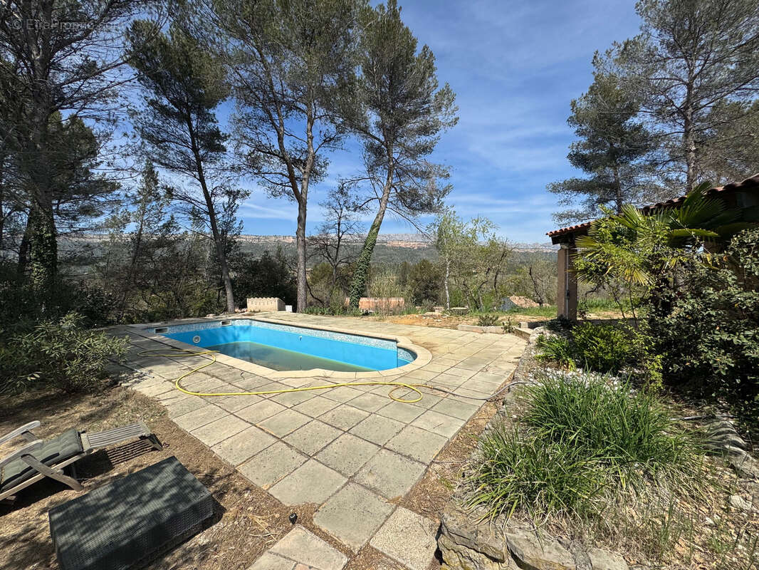 Maison à CHATEAUNEUF-LE-ROUGE
