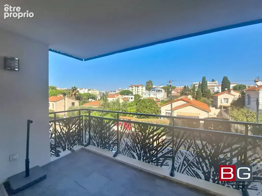 Juan-les-Pins – La Pinède  Grand 2 pièces traversant avec terrasse et double stationnement - photo 4