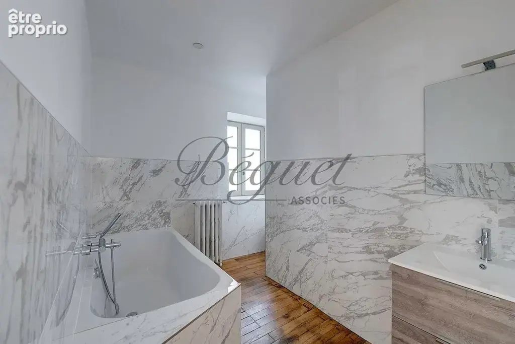 Tours (37000), Indre-et-Loire – Maison rénovée de 330 m², 6 chambres, jardin et 2 parkings - photo 9
