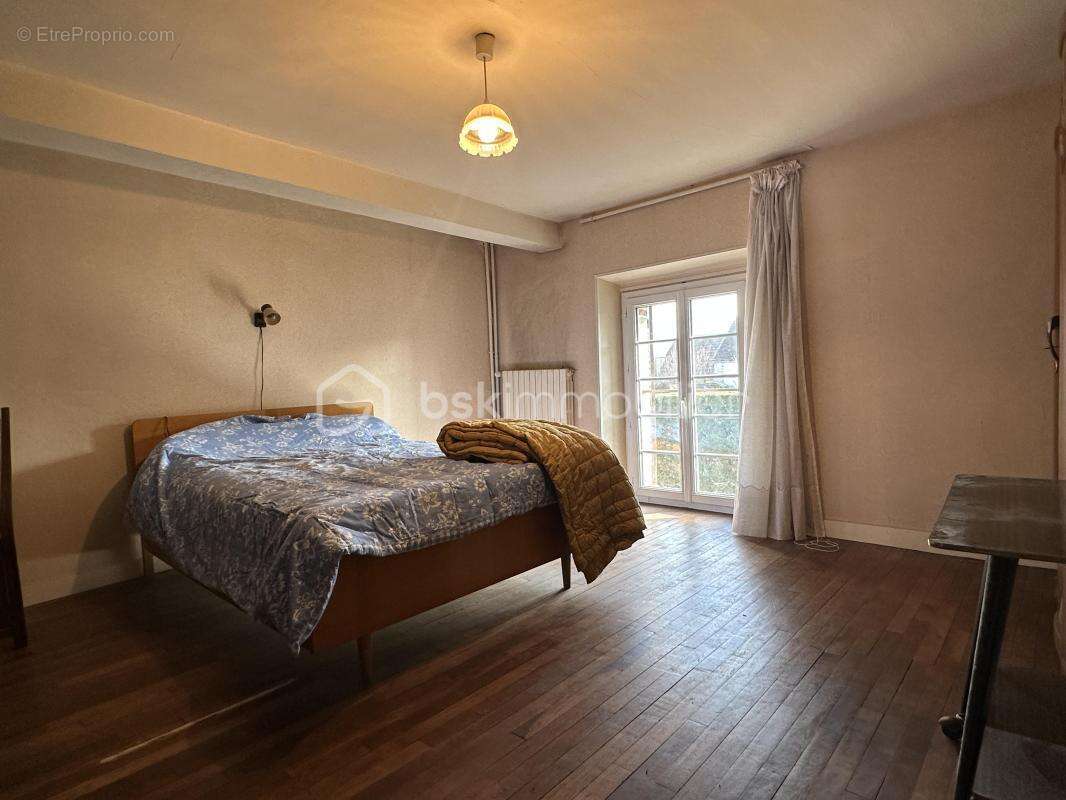 Maison à VILLENEUVE-SUR-YONNE