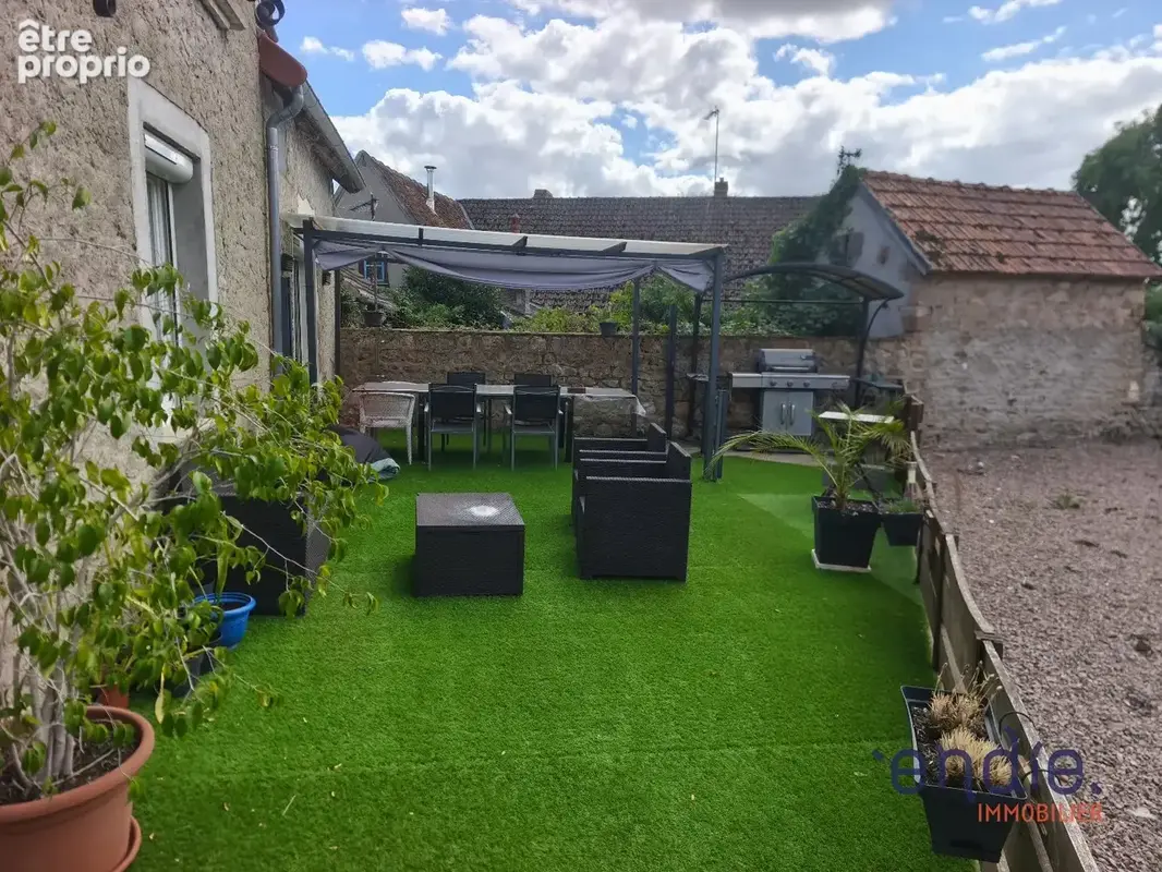 Louroux bourbonnais : maison renovee 5 pieces avec dependances et terrain - photo 12