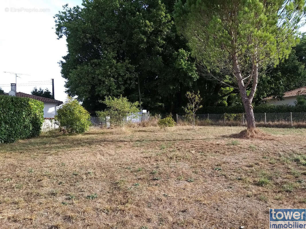 Terrain à GARAT