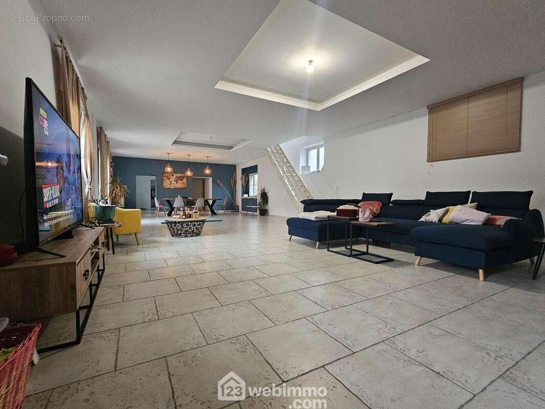 Un espace convivial pensé pour partager de beaux moments - Maison à BOUFFIGNEREUX