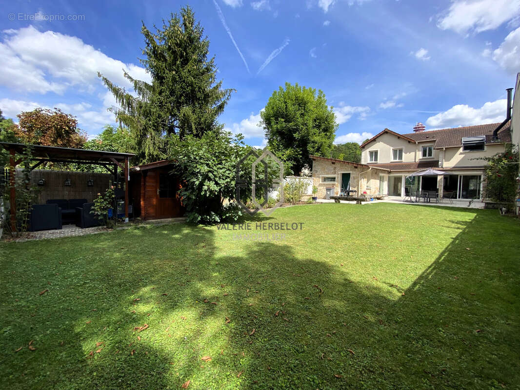 Maison à CHENNEVIERES-SUR-MARNE