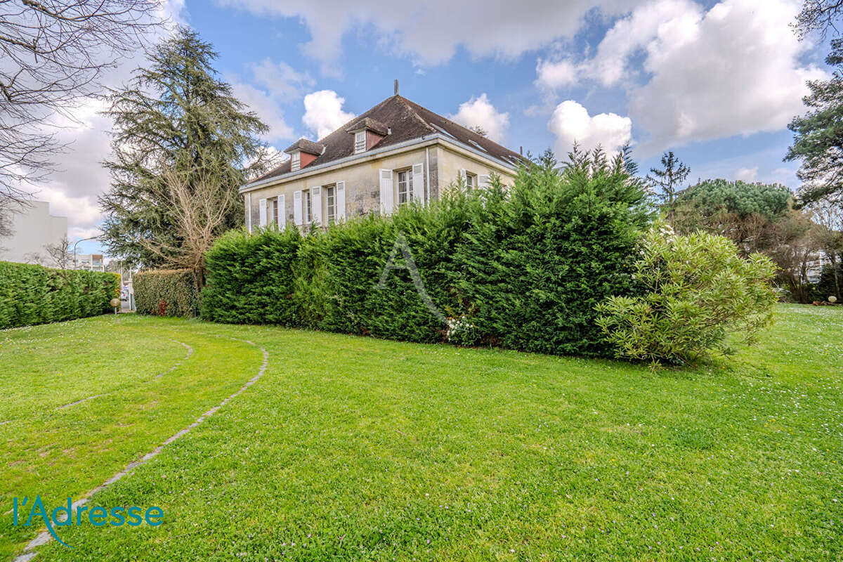 GRADIGNAN - Bel appartement de 150m² au sol dans un château avec garage fermé - photo 14