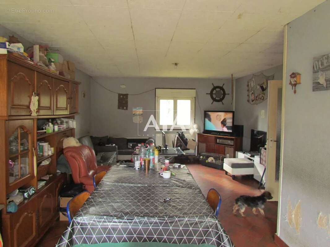 Maison à LES ADJOTS