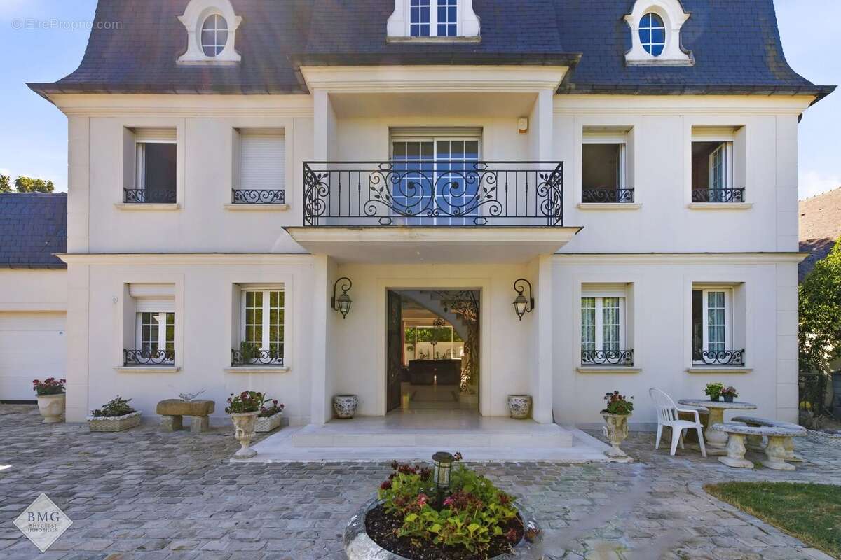 EXCLUSIVITÉ – LE PLESSIS-TRÉVISE (94420) Villa familiale de 290 m² en résidence recherchée - photo 2