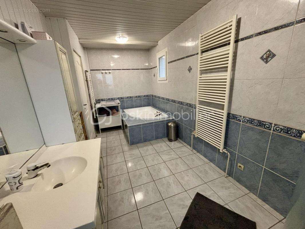 Maison à LES AYVELLES