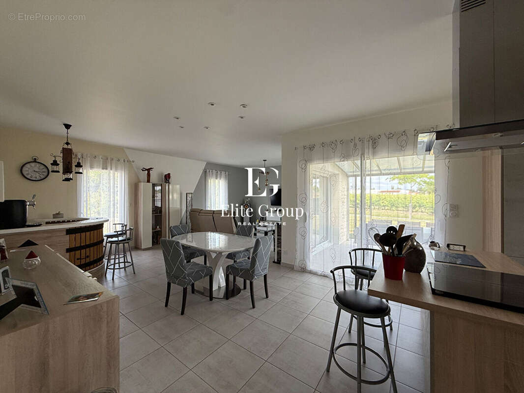A VENDRE très joli pavillon avec piscine à Jarnac 126 m2 - photo 2