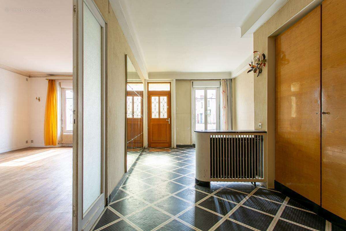 Maison La Chapelle Heulin Centre 9 P . 5 Chs . 216 M² . T 565 M² . Dépendances . Caves - photo 4