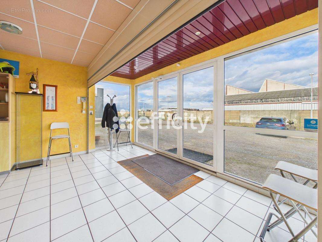 Commerce à SAINT-DENIS-LES-BOURG