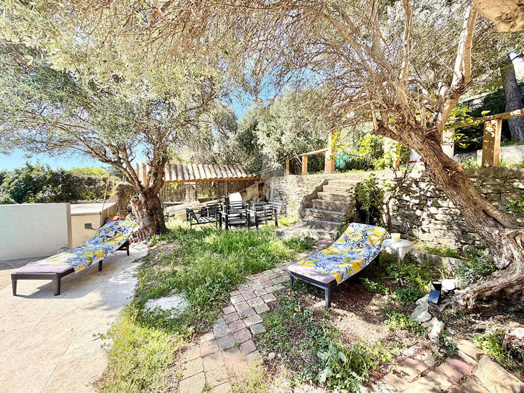 Maison à CEYRESTE
